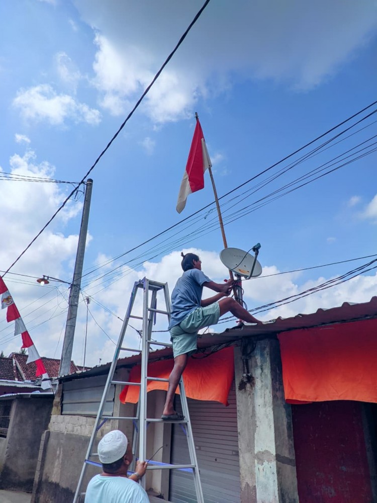 Warga Dusun Melase Semarakkan HUT RI ke-80 dengan Pemasangan Umbul-Umbul Merah Putih