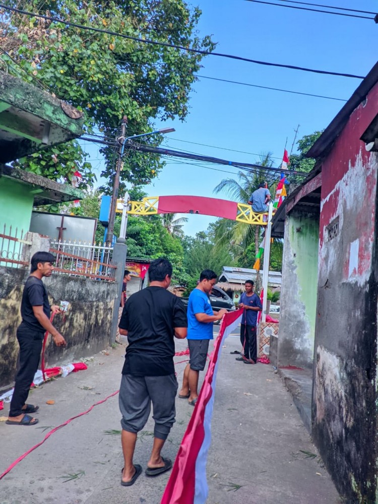 Warga Dusun Melase Semarakkan HUT RI ke-80 dengan Pemasangan Umbul-Umbul Merah Putih