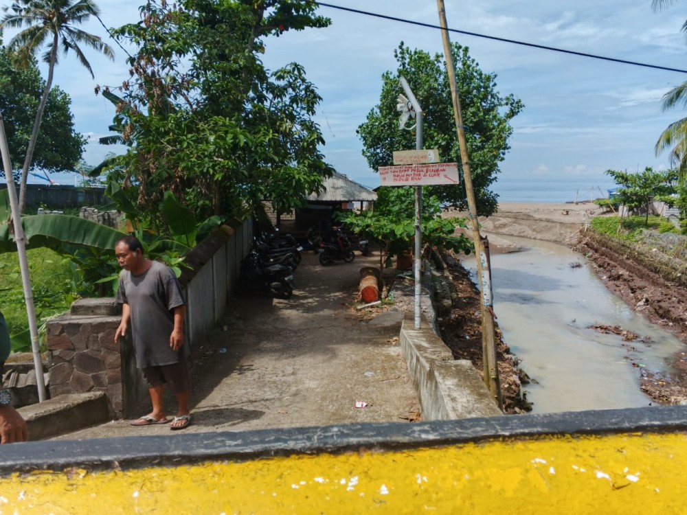Kepala Desa dan Bhabinsa Pantau Kawasan Menuju Pantai Nelayan Batulayar