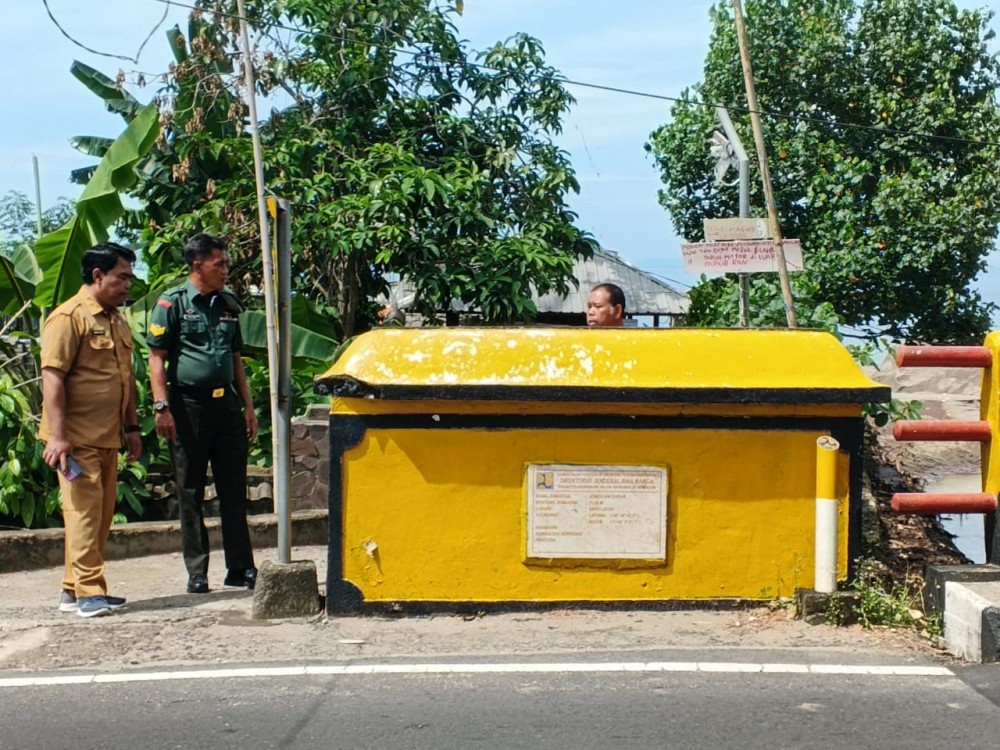 Kepala Desa dan Bhabinsa Pantau Kawasan Menuju Pantai Nelayan Batulayar