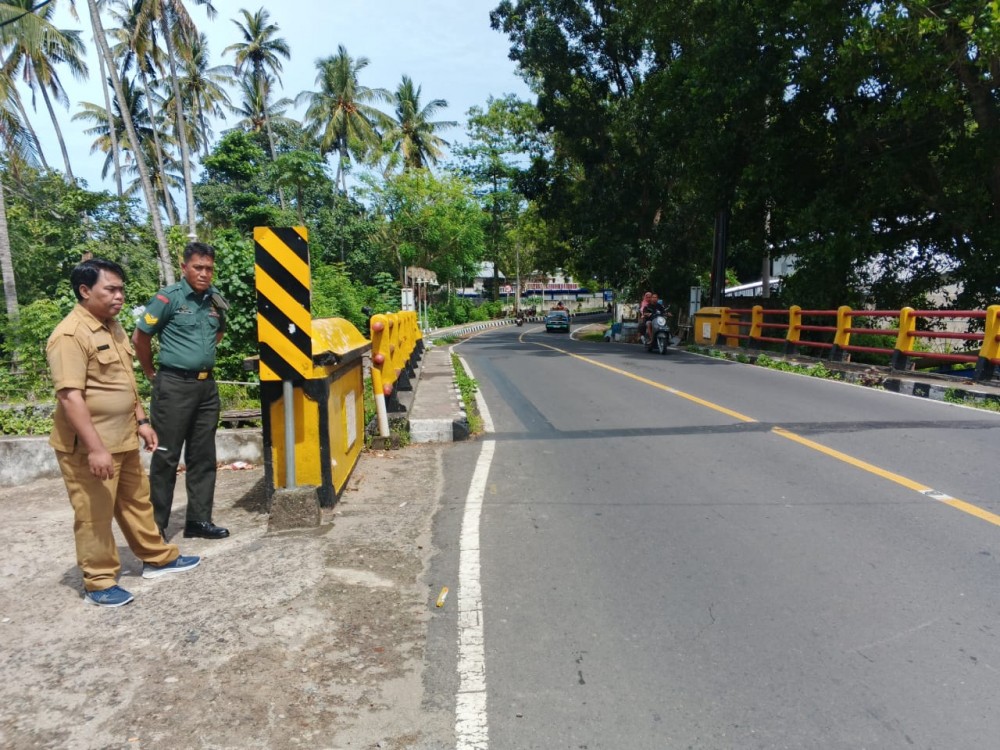 Kepala Desa dan Bhabinsa Pantau Kawasan Menuju Pantai Nelayan Batulayar