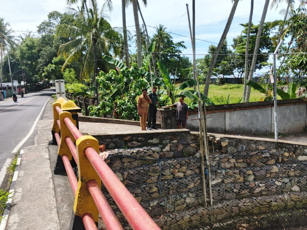 Kepala Desa dan Bhabinsa Pantau Kawasan Menuju Pantai Nelayan Batulayar