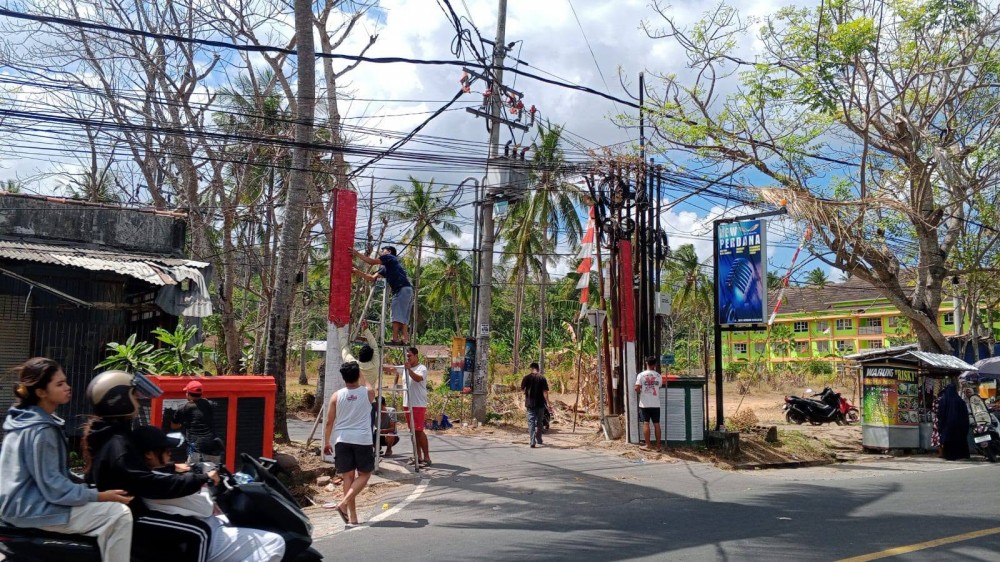 SEMANGAT KEBERSAMAAN WARGA DUSUN BATULAYAR, GOTONG ROYONG BERSIHKAN LINGKUNGAN SAMBUT HUT RI KE-81