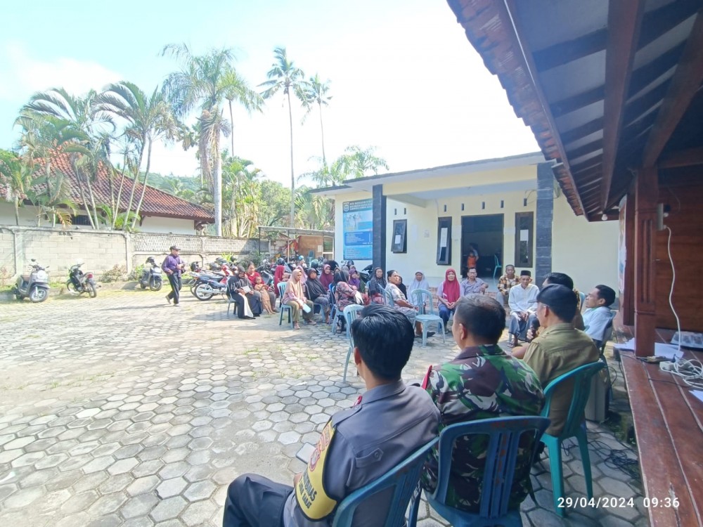 Pembagian BLT Lansia di Halaman Kantor Desa Batulayar Barat
