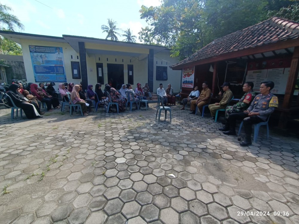 Pembagian BLT Lansia di Halaman Kantor Desa Batulayar Barat