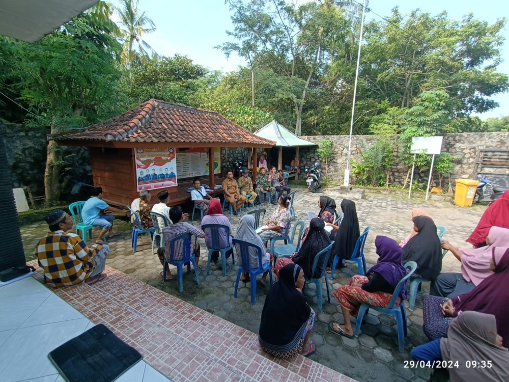 Pembagian BLT Lansia di Halaman Kantor Desa Batulayar Barat