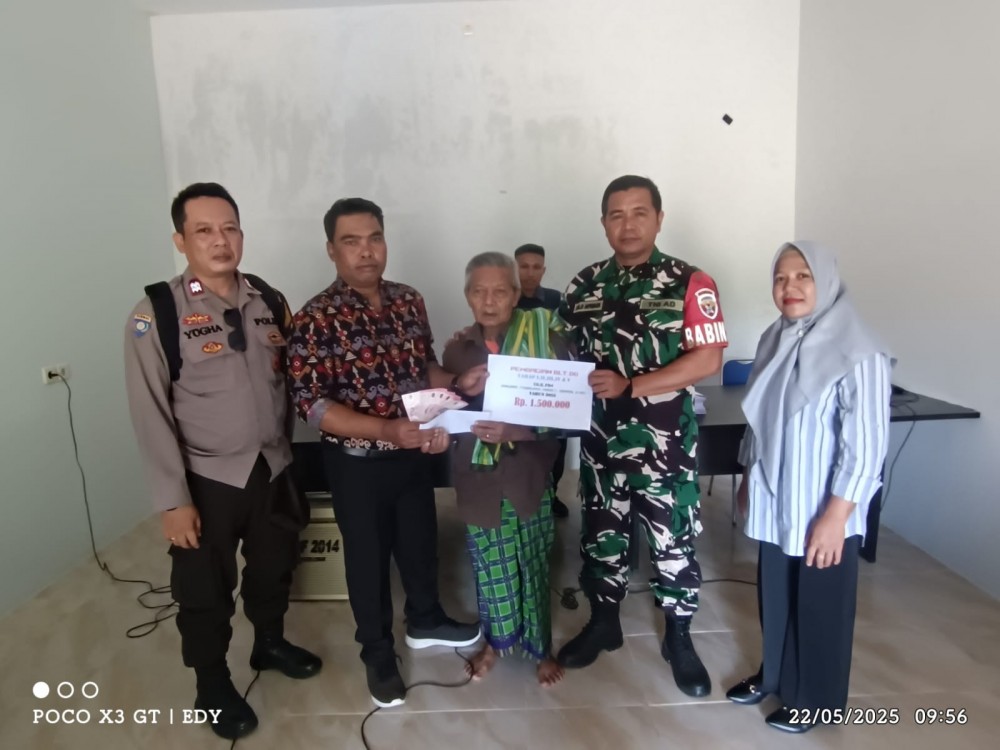 PEMBAGIAN BANTUAN LANGSUNG TUNAI (BLT) UNTUK WARGA LANSIA DESA BATULAYAR BARAT 