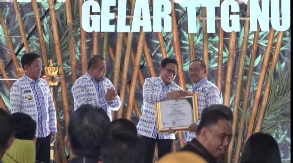 Pj Bupati Lobar Terima Penghargaan dari Menteri Pembagunan Desa, Daerah Tertinggal dan Transmigrasi. 