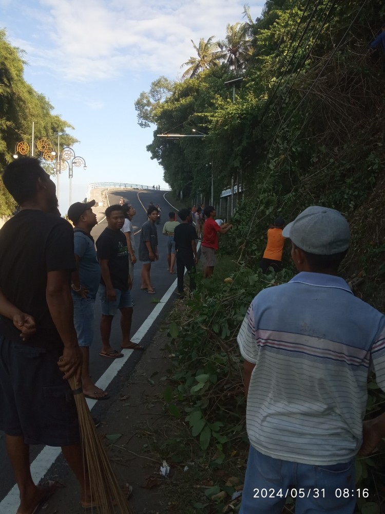 Wujudkan lingkungan Bersih, Aparatur Kecamatan Batulayar Dan Desa batulayar Barat Gotong Royong Pembersihan Di Pinggir Jalan Raya 