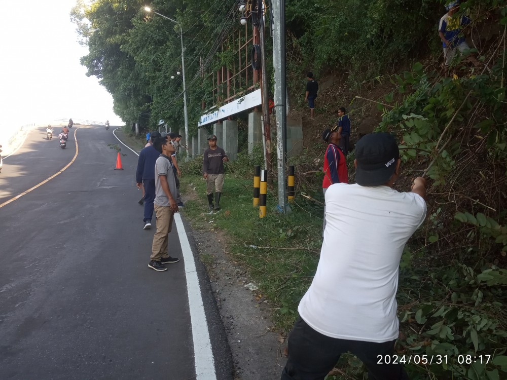 Wujudkan lingkungan Bersih, Aparatur Kecamatan Batulayar Dan Desa batulayar Barat Gotong Royong Pembersihan Di Pinggir Jalan Raya 