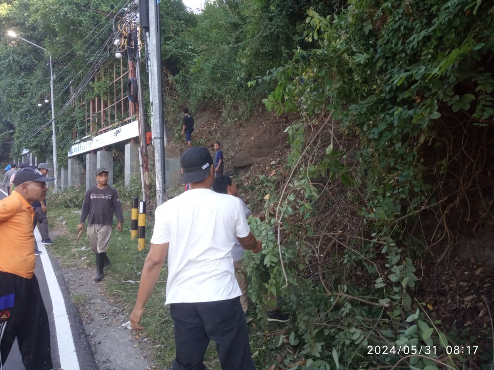 Wujudkan lingkungan Bersih, Aparatur Kecamatan Batulayar Dan Desa batulayar Barat Gotong Royong Pembersihan Di Pinggir Jalan Raya 